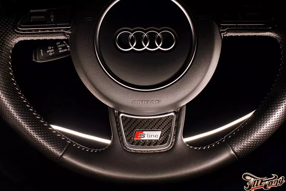 Audi Q5. Декорирование деталей интерьера натуральным карбоном.
